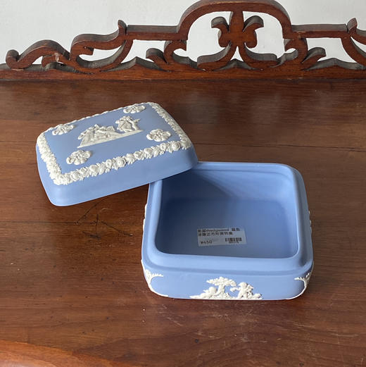 英国Wedgwood  蓝色浮雕正方形首饰盒 B0275 商品图1