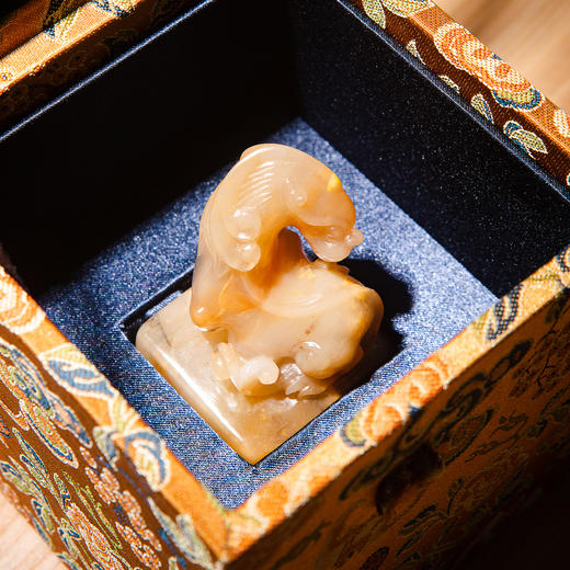 巴林福黄老料雕“螭虎”方章 商品图3