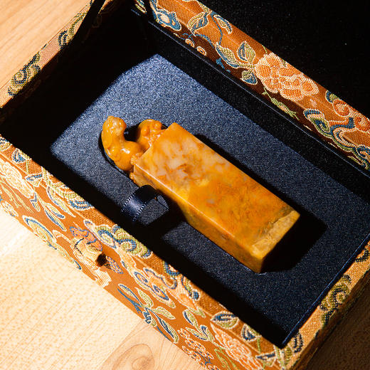 巴林黄冻老料雕“螭虎”方章 商品图3