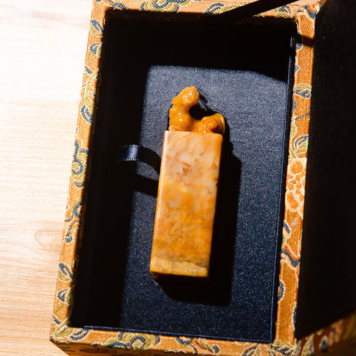 巴林黄冻老料雕“螭虎”方章 商品图2