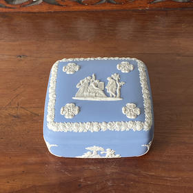 英国Wedgwood  蓝色浮雕正方形首饰盒 B0275
