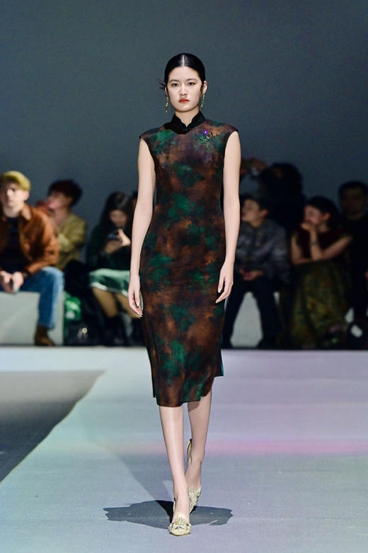 荷言HEYEN 翠蝶引 无袖连肩立领蚕丝香云纱暗纹中式改良旗袍，墨绿色系植物染纹样 钉珠+烫钻工艺勾勒蝴蝶样式 商品图0