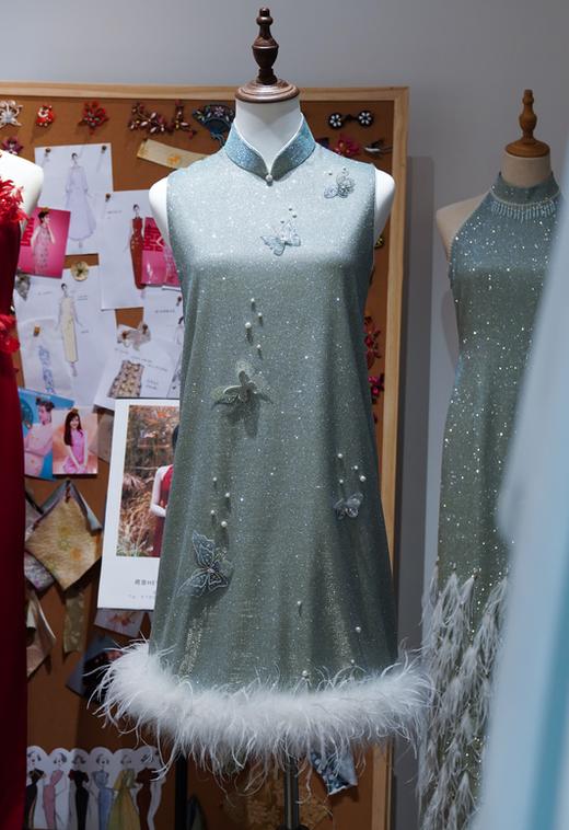 荷言HEYEN 枕簟 喷银亮闪细闪无袖露背旗袍 后背拼双片绣花+如意造型 前手工钉蝴蝶+钉珠装饰 领口钉银色扣头下摆双层鸵鸟毛 商品图0