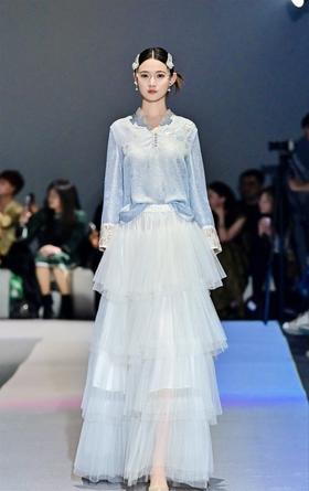 荷言HEYEN 玉楼人 织银桑蚕丝手工罗银V型领口宽松上衣 领缘拼荷叶边装饰 右手工刺绣花卉纹样