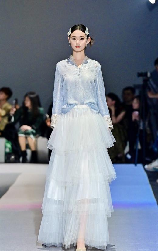 荷言HEYEN 玉楼人 织银桑蚕丝手工罗银V型领口宽松上衣 领缘拼荷叶边装饰 右手工刺绣花卉纹样 商品图0