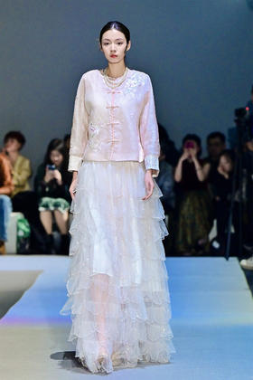 荷言HEYEN 雪潇 白色珠链网纱松紧腰蛋糕裙半裙，裙摆珍珠点缀装饰