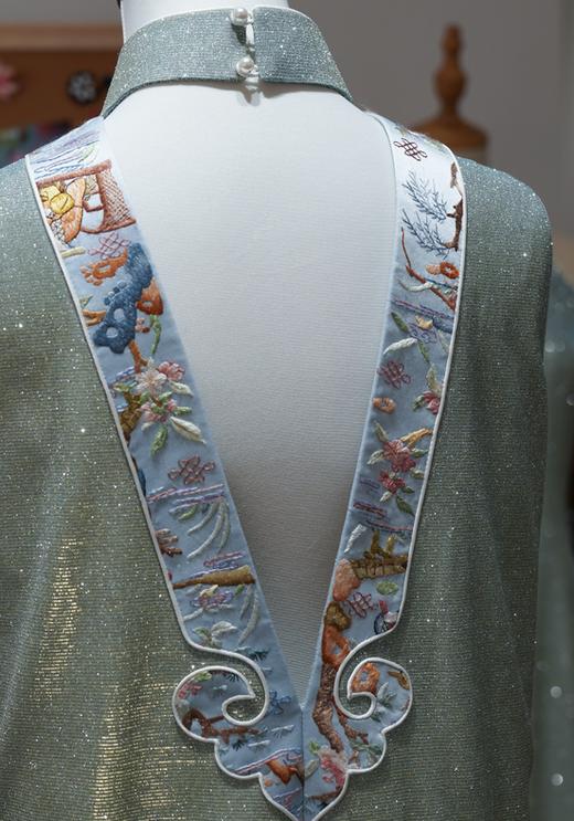 荷言HEYEN 枕簟 喷银亮闪细闪无袖露背旗袍 后背拼双片绣花+如意造型 前手工钉蝴蝶+钉珠装饰 领口钉银色扣头下摆双层鸵鸟毛 商品图1