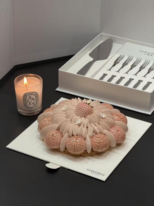 法芙娜灵感草莓圣多诺黑·西点（图片尺寸为6寸礼盒装） 商品图1