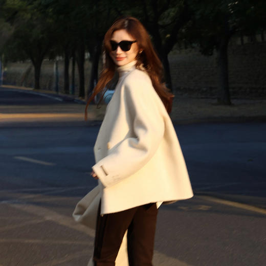 【特价不退换】【预售7天/短款】良木礼山羊绒大衣（围巾）（D2511102） 商品图3