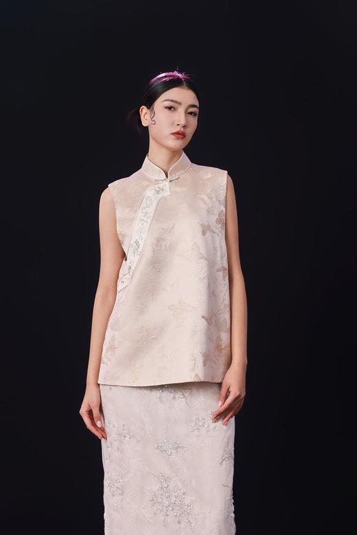 荷言HEYEN 渡松 蝴蝶丝毛提花斜襟马甲 立领设计 门襟为大斜襟 包边设计 花朵刺绣工艺，衣身侧缝暗扣 商品图1