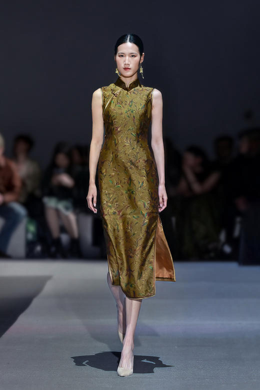 荷言HEYEN 蓼芳 桑蚕丝玉兰雅韵丝粘金皮提花无袖旗袍假襟斜襟设计镶嵌绲工艺领口 手工双色玫瑰花扣+玉石扣头 商品图0