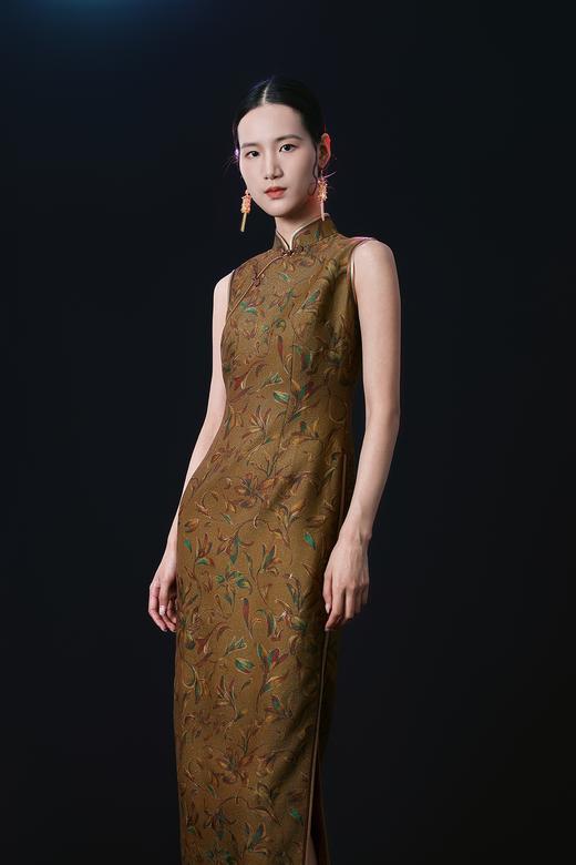 荷言HEYEN 蓼芳 桑蚕丝玉兰雅韵丝粘金皮提花无袖旗袍假襟斜襟设计镶嵌绲工艺领口 手工双色玫瑰花扣+玉石扣头 商品图2