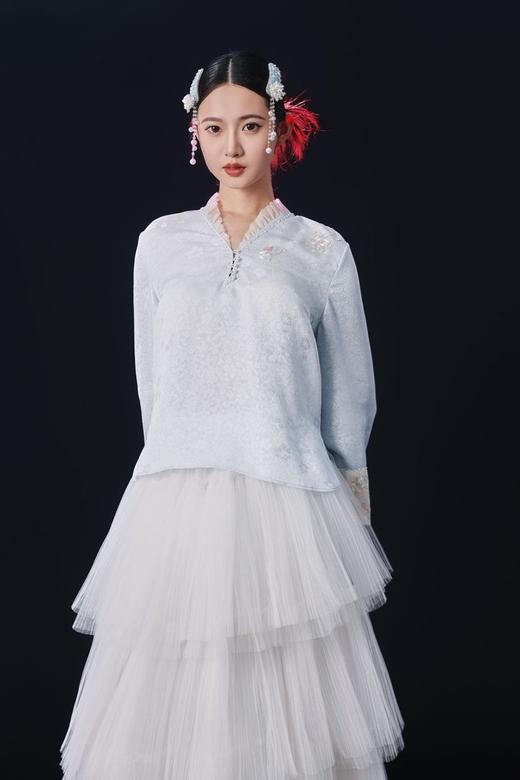 荷言HEYEN 玉楼人 织银桑蚕丝手工罗银V型领口宽松上衣 领缘拼荷叶边装饰 右手工刺绣花卉纹样 商品图1