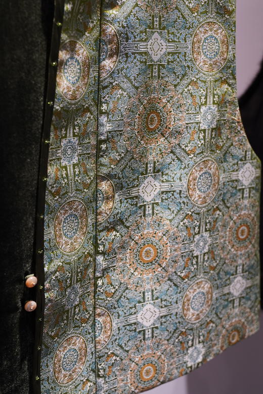 荷言HEYEN 八达瑞丽 绿地八达晕纹宋锦中式夹棉丝绒马甲 丝绒拼接宋锦 手工钉珠+花瓣硬盘扣+玉石扣头 商品图3