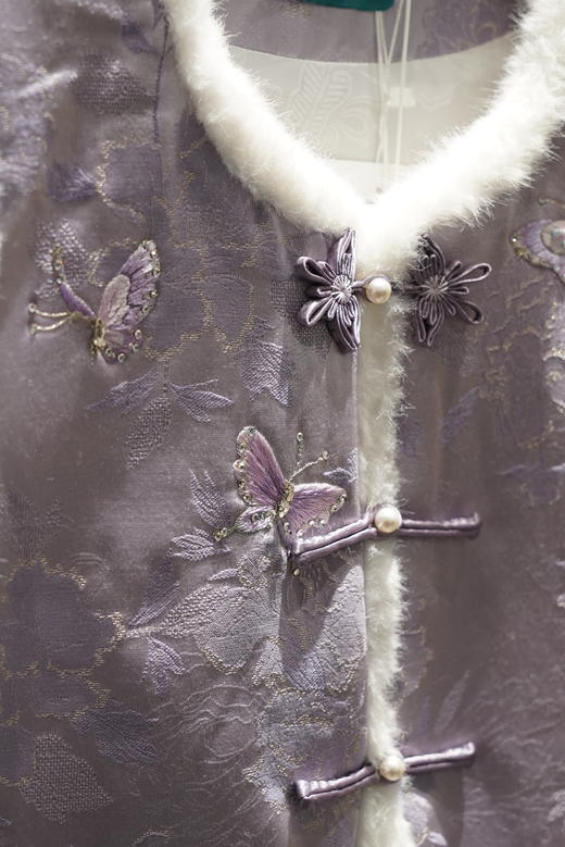 荷言HEYEN 光夏 紫色丝毛提花马甲 白色水貂毛条 一字扣+蝴蝶扣白贝扣头 夹棉 商品图1