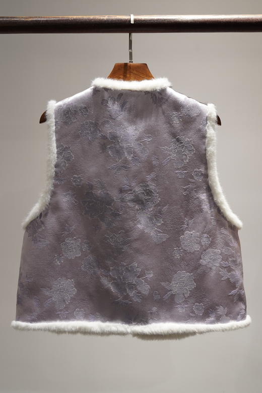 荷言HEYEN 光夏 紫色丝毛提花马甲 白色水貂毛条 一字扣+蝴蝶扣白贝扣头 夹棉 商品图3
