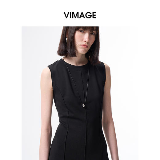 VIMAGE纬漫纪极简背心小黑裙坑条空气层无袖连衣裙2026春季新款V2507202 商品图3