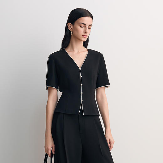 EITIE爱特爱V领通勤显瘦精致百搭上衣2026春季新款8513213 商品图3