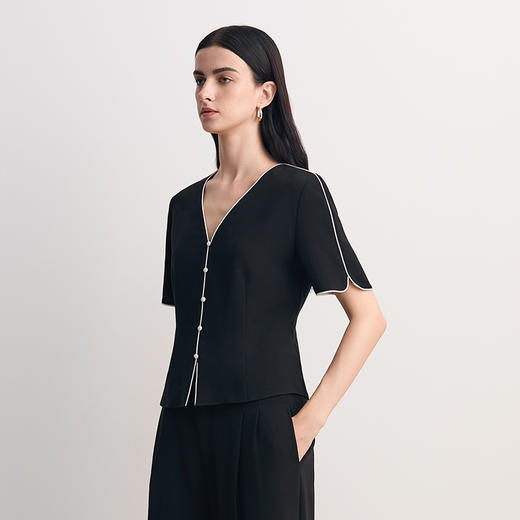 EITIE爱特爱V领通勤显瘦精致百搭上衣2026春季新款8513213 商品图2