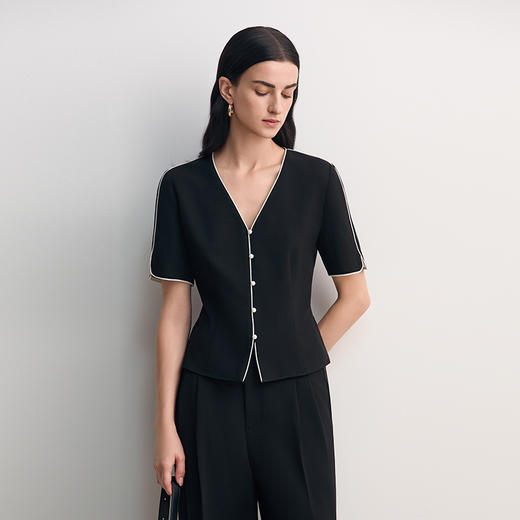 EITIE爱特爱V领通勤显瘦精致百搭上衣2026春季新款8513213 商品图5
