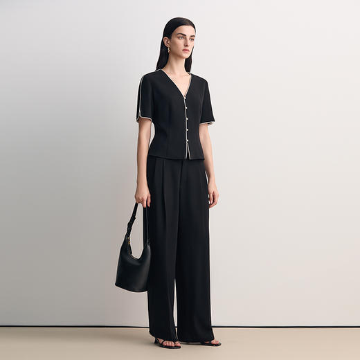 EITIE爱特爱V领通勤显瘦精致百搭上衣2026春季新款8513213 商品图1