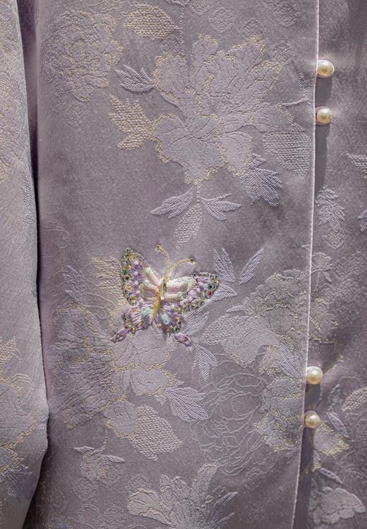 荷言HEYEN 光华 紫色丝毛提花外套 领口双包边+白贝扣+寿桃扣 袖口拼紫水晶吹雪金通正绢 夹棉 商品图3