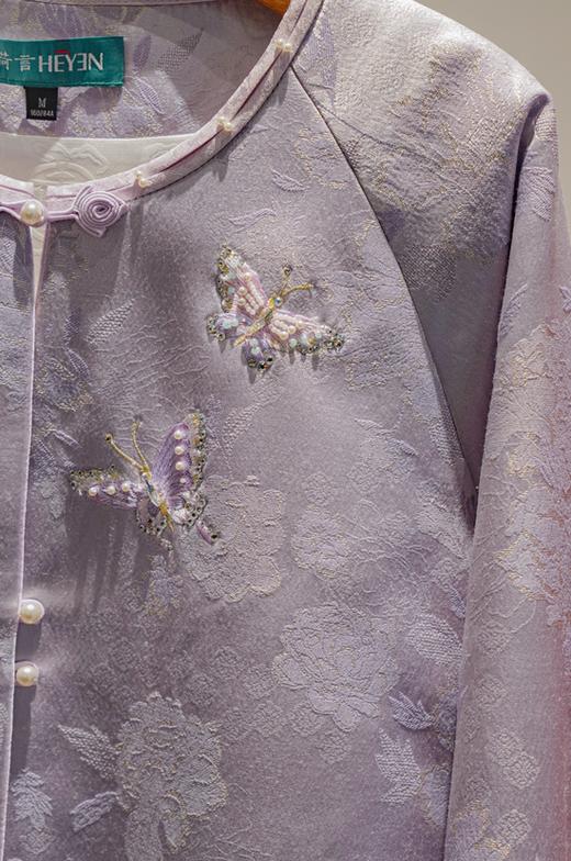 荷言HEYEN 光华 紫色丝毛提花外套 领口双包边+白贝扣+寿桃扣 袖口拼紫水晶吹雪金通正绢 夹棉 商品图2
