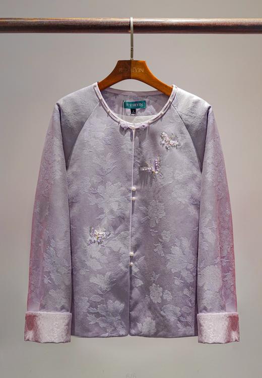 荷言HEYEN 光华 紫色丝毛提花外套 领口双包边+白贝扣+寿桃扣 袖口拼紫水晶吹雪金通正绢 夹棉 商品图0