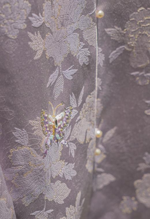 荷言HEYEN 光华 紫色丝毛提花外套 领口双包边+白贝扣+寿桃扣 袖口拼紫水晶吹雪金通正绢 夹棉 商品图4