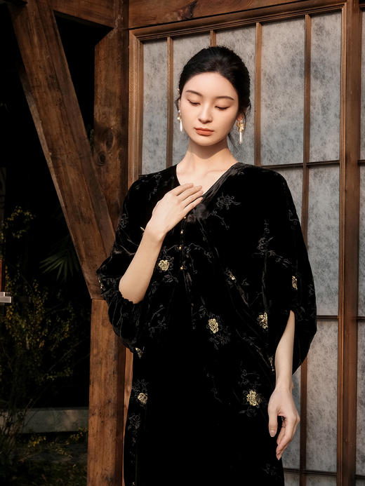 盛唐牡丹 | 黑金丝绒蝴蝶绣花长裙 商品图1