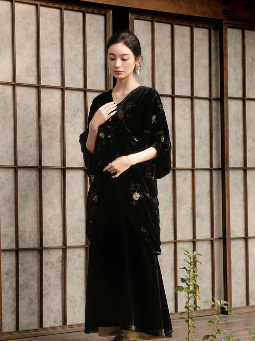 盛唐牡丹 | 黑金丝绒蝴蝶绣花长裙 商品图0