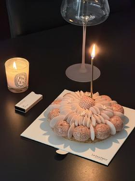 法芙娜灵感草莓圣多诺黑·西点（图片尺寸为6寸礼盒装）