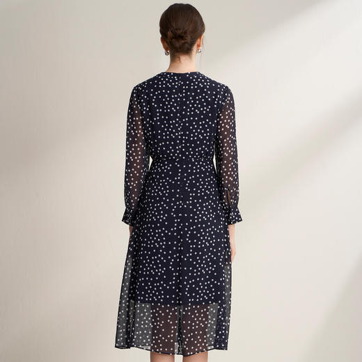 EITIE爱特爱法式复古波点气质圆领收腰压褶连衣裙2026春季新款A2607129 商品图4