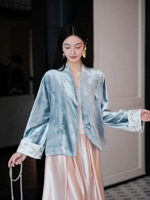 盛唐牡丹 | 蓝灰色丝绒手推绣偏襟外套 商品图1