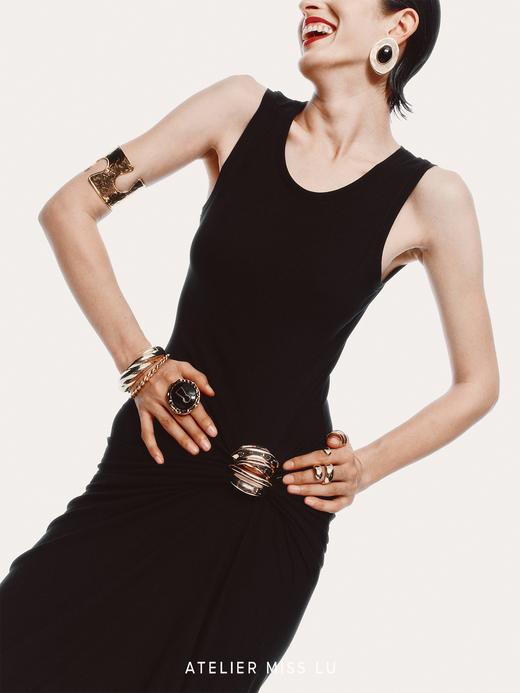 【夜色雕塑】捏褶设计贝壳样式金属装饰弹力针织连衣裙 商品图4