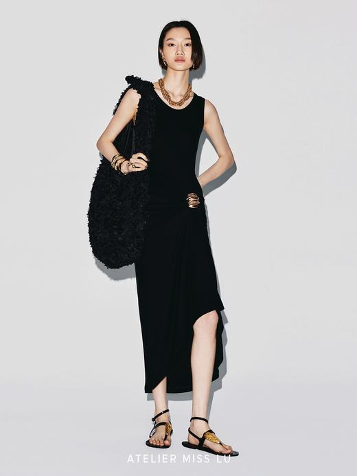 【夜色雕塑】捏褶设计贝壳样式金属装饰弹力针织连衣裙 商品图1