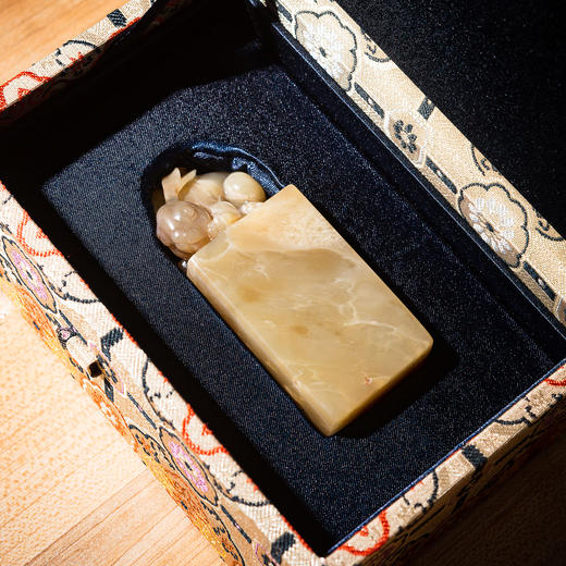 巴林冻老料雕“玉兔”方章 商品图3