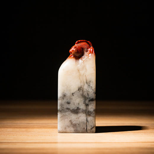 寿山石芙蓉老料雕“蝶尾金鱼”方章 商品图5