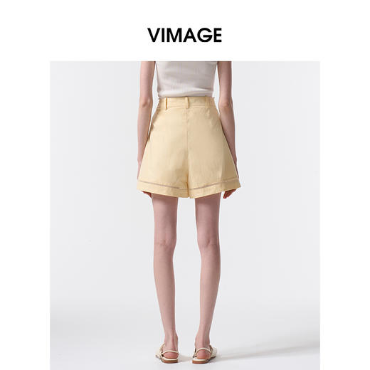 VIMAGE纬漫纪纯棉高腰镂空花边舒适休闲浅黄色短裤2026春季新款V2505207 商品图4