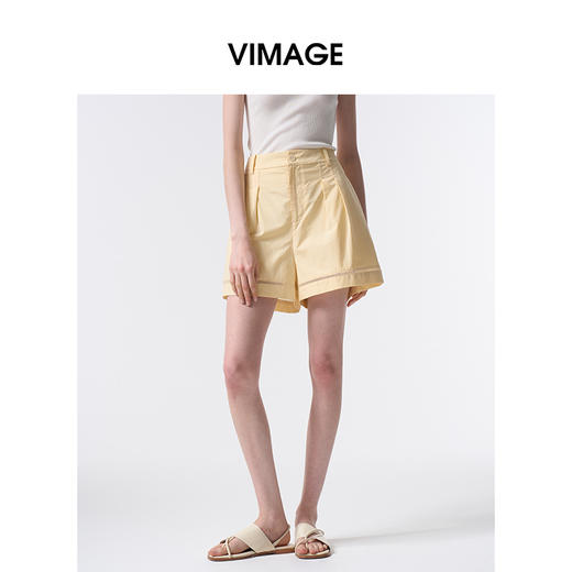 VIMAGE纬漫纪纯棉高腰镂空花边舒适休闲浅黄色短裤2026春季新款V2505207 商品图3