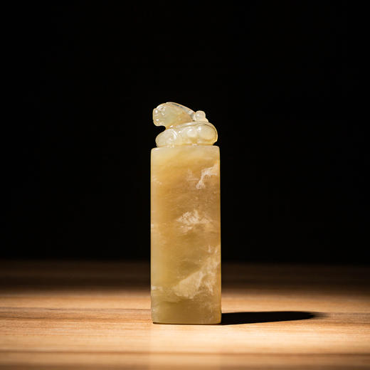 巴林石牛角冻老料雕“螭虎”方章 商品图5