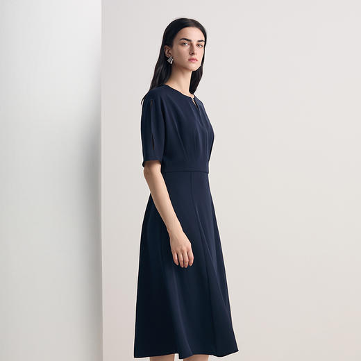 EITIE爱特爱2026春季新款简约水滴领温柔优雅收腰显瘦深蓝色连衣裙8507229 商品图3