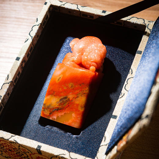 寿山石芙蓉老料雕“兰寿金鱼”方章 商品图0