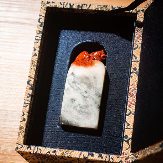 寿山石芙蓉老料雕“蝶尾金鱼”方章 商品图2