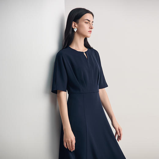 EITIE爱特爱2026春季新款简约水滴领温柔优雅收腰显瘦深蓝色连衣裙8507229 商品图5