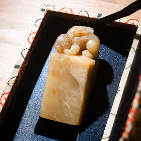 巴林冻老料雕“玉兔”方章