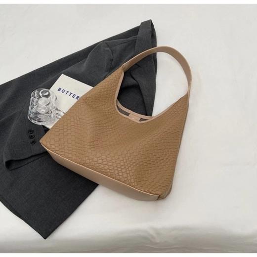 复古时尚编织浮雕包 慵懒通勤大容量托特包包 女百搭高质感气质单肩包 商品图1