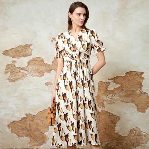 EITIE爱特爱收腰V领泡泡袖气质通勤印花连衣裙春季新款8107822 商品图3