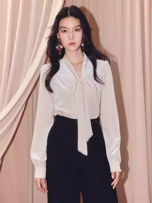 玛克门店发货：MAXRIENY法式复古感v领丝绒衬衫系带长袖上衣货号：MF86TP513 商品图2