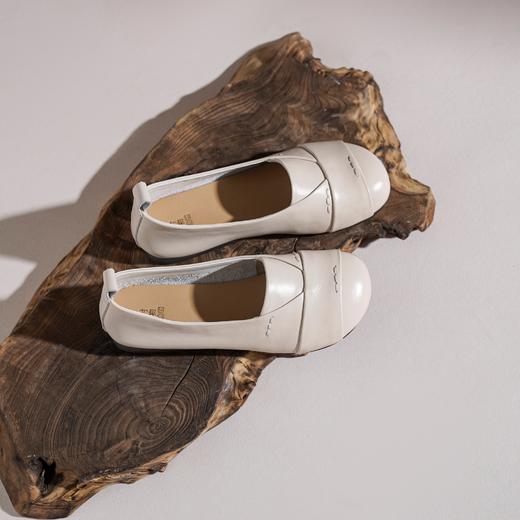 【牛皮革】西村名物2026年春季新款舒适平跟软底软面浅口单鞋妈妈鞋T26AE17791 商品图4